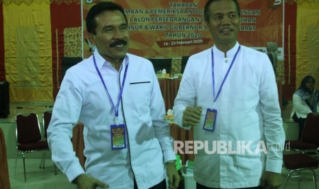 Pasangan Bakal Calon Gubernur Fakhrizal (kanan) dan Calon Wakil Gubernur Genius Umar (kiri) dari jalur perseorangan berfoto setelah menyerahkan dokumen dukungan pada KPU Sumatera Barat, di Padang, Sumatera Barat, Rabu (19/2/2020).