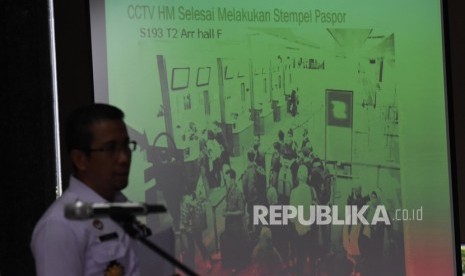 Tim Gabungan Pemeriksa terhadap Perlintasan Keimigrasian Harun Masiku menunjukkan rekaman CCTV saat memberikan keterangan pers di gedung Kemenkumham, Jakarta, Rabu (19/2/2020). 