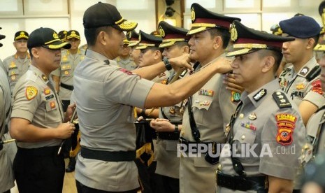 Kapolda Jabar, Irjen Pol Drs Rudy Supahriadi melantik lima pejabat utama dan delapan kapolres.