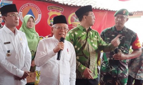 Wakil Presiden Maruf Amin saat meninjau rekonstruksi bangunan pascagempa Lombok di Desa Gontoran, Kecamatan Lingsar, Kabupaten Lombok Barat, Nusa Tenggara Barat, Rabu (19/2). Wakil Presiden Ma'ruf Amin menginginkan sumber modal bank wakaf mikro nantinya tidak hanya berasal dari donasi Baznas. 