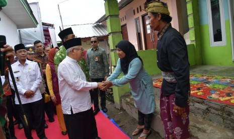 Wakil Presiden Maruf Amin saat meninjau rekonstruksi bangunan pascagempa Lombok di Desa Gontoran, Kecamatan Lingsar, Kabupaten Lombok Barat, Nusa Tenggara Barat, Rabu (19/2).