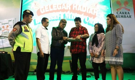 Pembukaan segel undian hadiah umrah kepada mitra usaha kecil dan menengah (UKM) Bogasari dalam gelaran undian Gelegar Hadiah BMC 2019. 