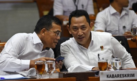 Kabareskrim Polri Komjen Pol Listyo Sigit Prabowo (kanan).