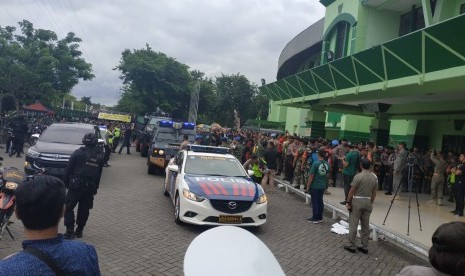 Pemain Persija Jakarta tiba di Stadion Gelora Delta Sidoarjo dengan dikawal kendaraan taktis (Rantis) menjelang pertandingan final Piala Gubernur Jawa Timur 2020 melawan Persebaya Surabaya