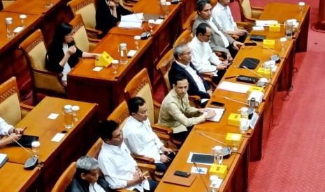 Menteri Pendidikan dan Kebudayaan (Mendikbud) Nadiem Makarim hadir dalam rapat kerja, di ruang rapat Komisi X DPR, Kompleks Parlemen, Jakarta.