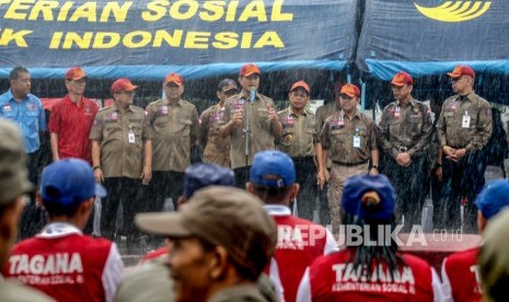 Menteri Sosial Juliari P Batubara (tengah) memberikan arahan dalam pelatihan Tagana Madya di Tagana Centre, Babakan Madang, Kabupaten Bogor, Jawa Barat, Kamis (20/2/2020).