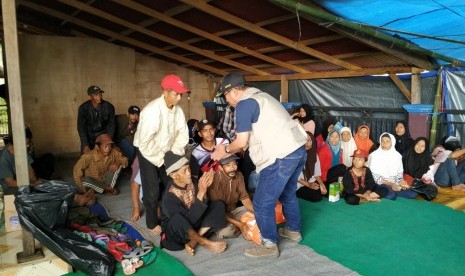 Bupati Garut Rudy Gunawan mengunjungi pengungsi di Desa Sukamaju, Kecamatan Talegong, Kabupaten Garut, Kamis (20/2). Rudy juga meninjau lokasi yang akan digunakan untuk tempat relokasi.