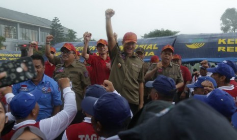 Menteri Sosial Juliari P Batubara meninjau latihan bersama penangganan bencana antara Tagana dan Chiba University Jepang di Mako Tagana, Kecamatan Babakan Madang, Kabupaten Bogor, Kamis (20/2). 