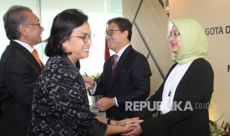 Menteri Keuangan Sri Mulyani (tengah) dan Ketua Dewan Komisioner LPS Halim Alamsyah (kiri) menyalami Kepala Eksekutif Lembaga Penjamin Simpanan (LPS) Lana Soelistianingsih (kanan) dan pejabat lama Kepala Eksekutif LPS Fauzi Ichsan seusai menyerahkan Keputusan Presiden, di Jakarta, Kamis (20/2/2020).