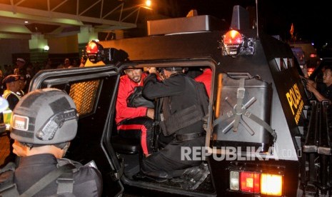 Pesepakbola Persija memasuki kendaraan taktis Barracuda milik kepolisian seusai pertandingan final Piala Gubernur Jawa Timur melawan Persebaya di Gelora Delta, Sidoarjo, Jawa Timur, Kamis (20/2/2020).