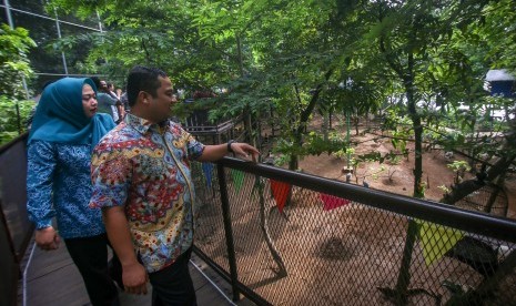 Wali Kota Tangerang Arief Wismansyah (kanan) berjalan mengelilingi hutan kota saat peresmian di Jalan Daan Mogot, Kota Tangerang, Banten, Kamis (20/2/2020).