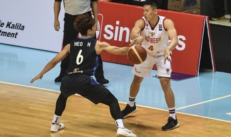 Abraham Damar Grahita (kanan) dalam pertandingan melawan Korea Selatan (Korsel) pada kualifikasi FIBA Asia Cup 2021 di Mahaka Arena, Jakarta, Kamis (20/2)