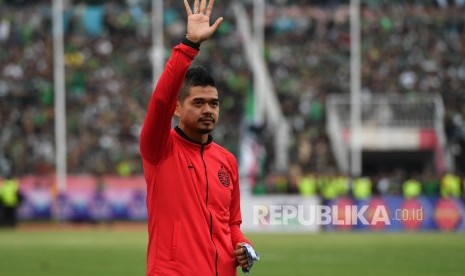 Manajer Persija Bambang Pamungkas melambaikan tangan usai menerima medali penghargaan Pemenang kedua Piala Gubernur Jawa Tiimur 2020 di Stadion Gelora Delta Sidoarjo, Jawa TImur, Kamis (20/2/2020).