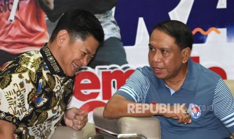 Menpora Zainudin Amali (kanan) berbicara dengan Ketua Umum Pengurus Besar Ikatan Sport Sepeda Indonesia (PB ISSI) Raja Sapta Oktohari sebelum penandatanganan nota kesepahaman tentang Pelatnas Olimpiade 2020 dan Pelatnas Pembinaan Jangka Panjang untuk cabang tenis dan atletik di Jakarta, Kamis (20/2/2020).