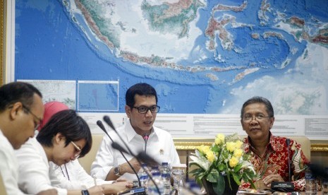 Menteri Pariwisata dan Ekonomi Kreatif (Kemenparekraf) Wishnutama (kedua kanan) melakukan pertemuan dengan Badan Informasi Geospasial di Cibinong Kabupaten Bogor, Jawa Barat, pada Februari 2020 lalu. Kemenpaekraf tengah mengusulkan dukungan fiskal dan nonfiskal bagi pengusaha pariwisata.