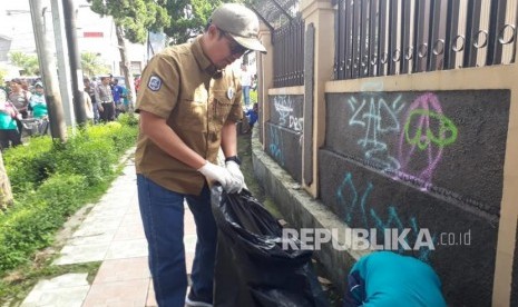 Wali Kota Sukabumi Achmad Fahmi melakukan aksi bersih-bersih sampaj di jalanan sebagai awal tanda diluncurkan adalah Gerakan Sukabumi Cinta Lingkungan (Sukabumi Cling) dan Sukabumi cegah, pilah, dan olah (Ceu Piah).