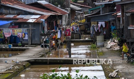 Warga mencuci di pinggir anak sungai musi Palembang, Sumatera Selatan. Pemkot Palembang meminta warga untuk menghentikan buang sampah ke sungai.