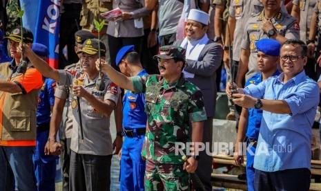 Kapolri Jendral Pol Idham Azis (kedua kiri), Panglima TNI Marsekal TNI Hadi Tjahjanto (ketiga kanan), Menteri Kelautan dan Perikanan Edhy Prabowo (kanan), memegang bibit pohon Mangrove untuk ditanam di Mauk, Kabupaten Tangerang, Banten, Jumat (21/2/2020). 