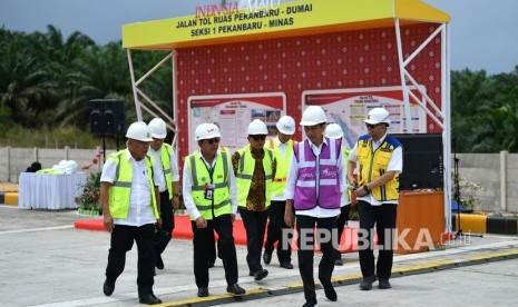 Presiden Joko Widodo (kedua kanan) didampingi Kepala Staf Kepresidenan Moeldoko (tengah), Menteri PUPR Basuki Hadimuljono (kiri), Kepala Badan Pengatur Jalan Tol Danang Parikesit (kanan) dan Dirut PT Hutama Karya (Persero) Bintang Perbowo (kedua kiri) meninjau Jalan Tol Ruas Pekanbaru-Dumai Seksi 1 Pekanbaru-Minas di Rumbai, Pekanbaru, Riau, Jumat (21/2/2020).