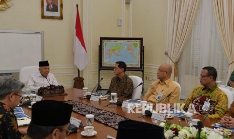 Wakil Presiden Maruf Amin saat memimpin rapat perdana dengan jajaran komite ekskutif Komisi Nasional Ekonomi dan Keuangan Syariah (KNEKS) di Istana Wakil Presiden, Jakarta, Jumat (21/2).