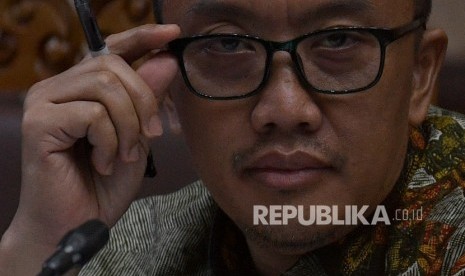 Terdakwa kasus dugaan suap terkait pengurusan proposal dana hibah Komite Olahraga Nasional Indonesia ( KONI) dan gratifikasi, Imam Nahrawi menyimak keterangan saksi dalam sidang lanjutan di Pengadilan Tipikor, Jakarta, Jumat (21/2/2020). 