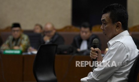 Terdakwa kasus dugaan suap terkait pengurusan proposal dana hibah Komite Olahraga Nasional Indonesia ( KONI) dan gratifikasi, Imam Nahrawi (kiri) menyimak keterangan saksi dalam sidang lanjutan di Pengadilan Tipikor, Jakarta, Jumat (21/2/2020). 