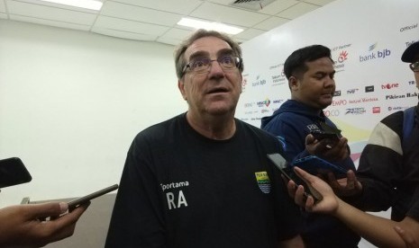 Pelatih Persib Bandung, Robert Rene Alberts, di Gelora Bandung Lautan Api, Kota Bandung, akhir pekan lalu.