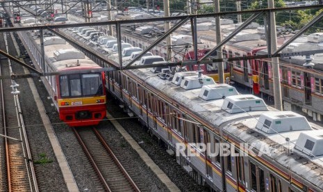 Sejumlah rangkaian KRL terparkir di Depo Depok, Jawa Barat.