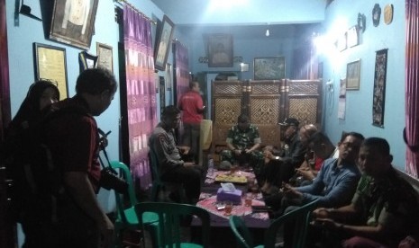  Suasana koordinasi pencarian korban hanyut di Sungai Sempor,  Kecamatan Turi, Kabupaten Sleman, Jumat (21/2). 