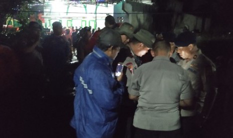 Suasana koordinasi pencarian korban hanyut di Sungai Sempor,  Kecamatan Turi, Kabupaten Sleman, Jumat (21/2).