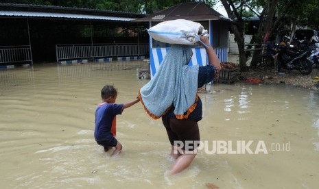 Warga melintasi banjir di Pamekasan, Jawa Timur, ilustrasi