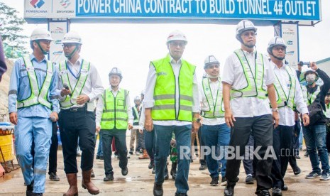 Menteri Perhubungan Budi Karya Sumadi (tengah) didampingi Dirut PT KCIC Chandra Dwiputra (ketiga kanan) berjalan menuju proyek kereta cepat Jakarta-Bandung tunnel 4 di Desa Malangnengah, Purwakarta, Jawa Barat, Ahad (23/2/2020). 