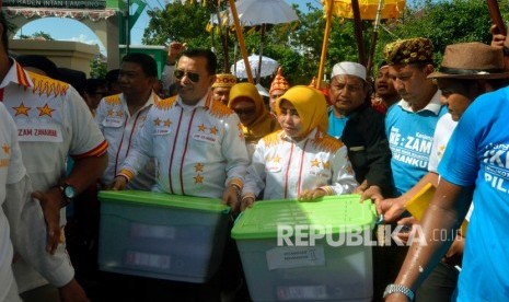 Bakal pasangan calon Wali Kota dan Wakil Wali Kota Bandar Lampung periode 2021-2026 jalur Independen Firmansyah Ike Edwin (kedua kiri) - Zam Zanariah diarak saat menuju kantor KPU Kota Bandar Lampung, Lampung, Ahad (23/2/2020).