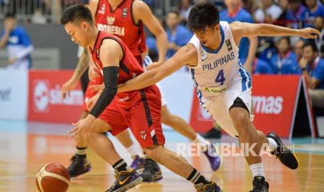 Pebasket Tim Nasional Indonesia Andakara Prastawa (kiri) berebut bola dengan pebasket Tim Nasional Filipina Kiefer Ravena (kanan) dalam kualifikasi FIBA Asia Cup 2021 grup A di Mahaka Arena, Jakarta, Ahad (23/2/2020).