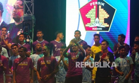 Sejumlah pesepak bola mengikuti launching klub sepak bola Persik Kediri di Stadion Brawijaya, Kota Kediri, Jawa Timur, Ahad (23/2/2020) malam. 