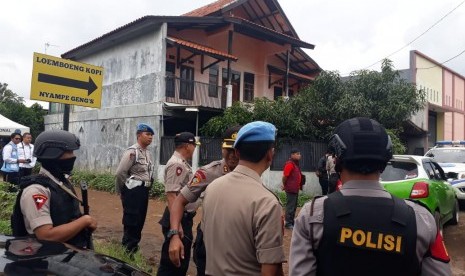 Sejumlah personel polisi berseragam mengamankan TKP pabrik narkoba diduga jenis PCC di Arcamanik Kota Bandung