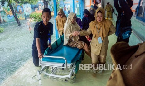 Petugas mengevakuasi warga yang terdampak banjir di Rumah Sakit Umum Daerah (RSUD) Kraton, Pekalongan, Jawa Tengah, Senin (24/2/2020).