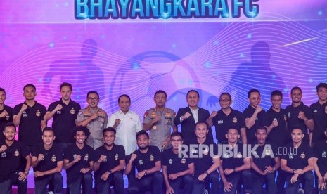 Kapolri Jenderal Pol Idham Azis (tengah) bersama Menpora Zainuddin Amali (kiri tengah), Kakorlantas Polri yang juga CEO Bhayangkara FC, Pembina Povsivo Polwan dan Pembina Bhayangkara Samator Irjen Pol Istiono (kedua kiri kiri) dan Ketua Umum PSSI Mochammad Iriawan (kanan tengah) berfoto bersama tim Bhayangkara FC saat peluncuran tim dan kostum Bhayangkara di Auditorium Perguruan Tinggi Ilmu Kepolisian (PTIK), Jakarta, Senin (24/2/2020).