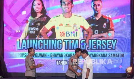 Kapolri Jenderal Pol Idham Azis (tengah) berjabat tangan dengan Menpora Zainuddin Amali (kanan) disaksikan Kakorlantas Polri yang juga CEO Bhayangkara FC, Pembina Povsivo Polwan dan Pembina Bhayangkara Samator Irjen Pol Istiono, saat Peluncuran tim dan kostum Bhayangkara di Auditorium Perguruan Tinggi Ilmu Kepolisian (PTIK), Jakarta, Senin (24/2).