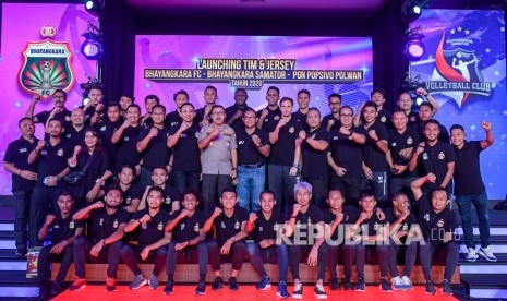 Kakorlantas Polri yang juga CEO Bhayangkara FC, Pembina Povsivo Polwan dan Pembina Bhayangkara Samator Irjen Pol Istiono (tengah) berfoto bersama tim Bhayangkara FC saat Peluncuran tim dan kostum Bhayangkara di Auditorium Perguruan Tinggi Ilmu Kepolisian (PTIK), Jakarta, Senin (24/2/2020).