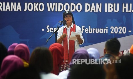 Ibu Negara Iriana Joko Widodo memberi sambutan saat melakukan kunjungan kerja di Kampung Kenari, Kasemen, Serang, Banten, Senin (24/2/2020).