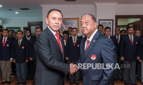 Ketua Umum KONI Pusat, Letjen TNI (Purn) Marciano Norman (kanan) berjabat tangan dengan Ketua Umum PSSI Mochamad Iriawan (kiri) usai pelantikan pengurus PSSI di Gedung KONI, Jakarta, Senin (24/2/2020).