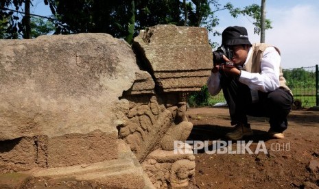 Petugas BKB (Balai Konservasi Borobudur) mengidentifikasi batu Yoni di situs Plandi, Pasuruhan, Mertoyudan, Magelang, Jateng, Senin (24/2/2020).