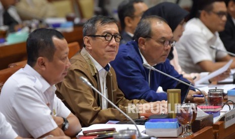 Menteri Hukum dan HAM Yasonna Laoly (kedua kiri) mengikuti rapat kerja dengan Komisi III DPR di Kompleks Parlemen, Senayan, Jakarta, Senin (24/2/2020).