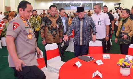 Ketua DPD RI, La Nyalla Mattalitti (tengah) bersama Ketua KPK Firli Bahuri (kedua kiri) dan Wakapolri Komjen Pol Gatot Eddy Pramono (kiri) tiba di ruangan saat Seminar Nasional di Kompleks Parlemen, Senayan, Jakarta, Senin (24/2/2020). 