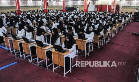 Peserta mengikuti Seleksi CPNS di Gedung Latansa Mashiro di Lebak, Banten, sebelum adanya pandemi.