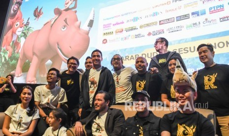 Sejumlah pendukung film Riki Rhino berpose bersama usai acara Gala Premier film Animasi tersebut di Jakarta, Senin (24/2/2020).