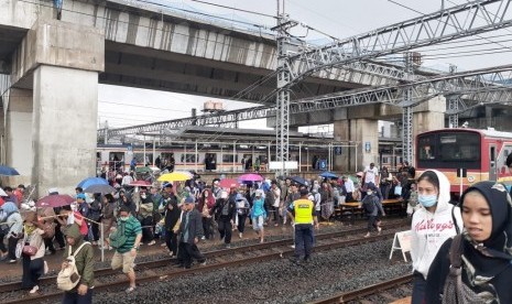 Penumpukan penumpang KRL terjadi di Stasiun Manggarai,  Jakarta, Selasa (25/2) pagi imbas terganggunya sejumlah perjalanan KRL karena genangan banjir.