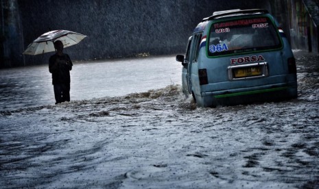 Ruas Jalan Sekitar Bea Cukai Jaktim Tergenang Banjir