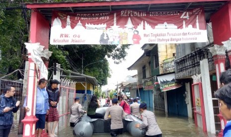 Kondisi banjir di Jalan Ksatria 4, Jelambar, Grogol Petamburan, Jakarta Barat, Selasa (25/2). 